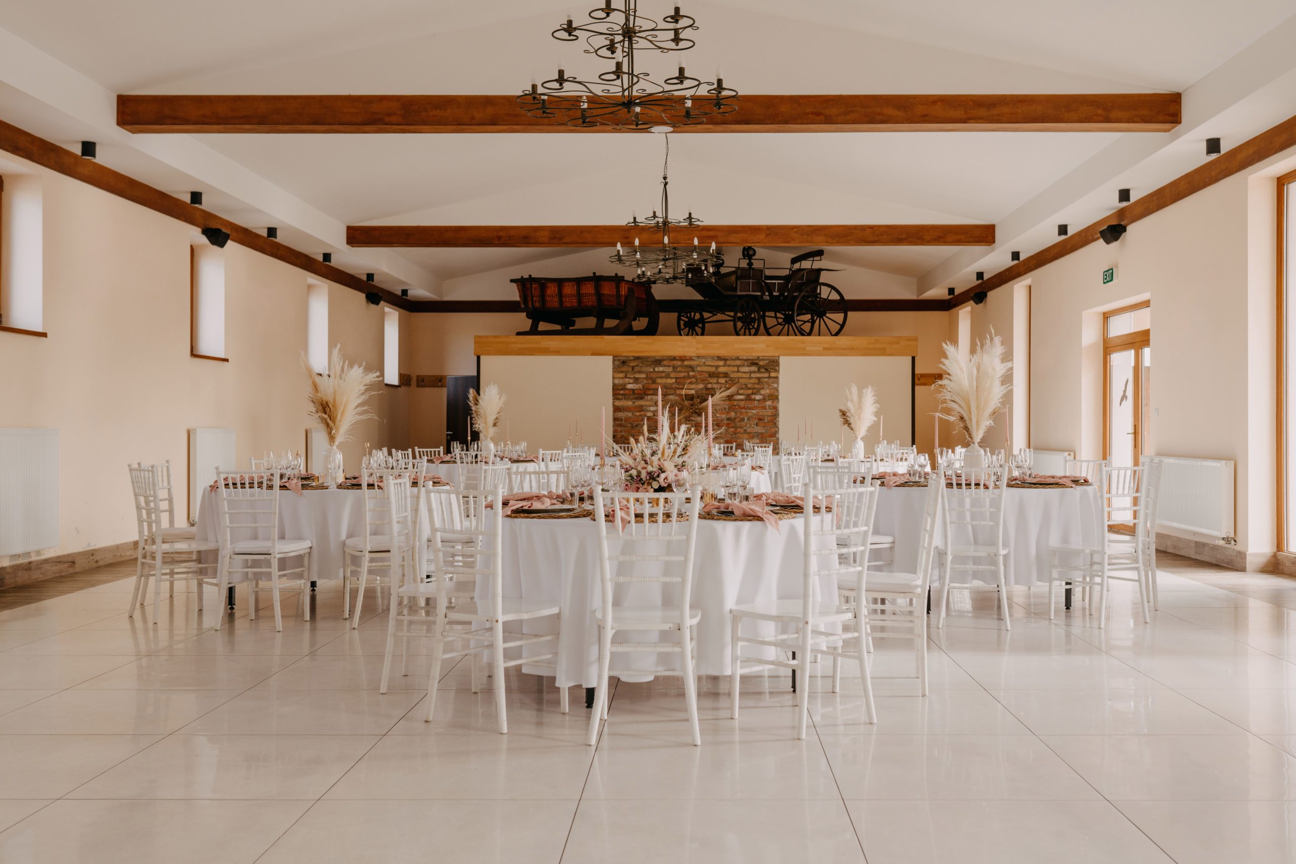 Zemiansky dvor Šúrovce a jeho hlavná sála so svadobnými dekoráciami a rozmiesnením stolov.