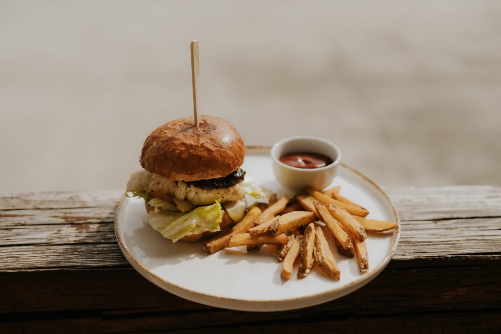 Burger s hranolkami servírovaný ako súčasť cateringu LaReunion