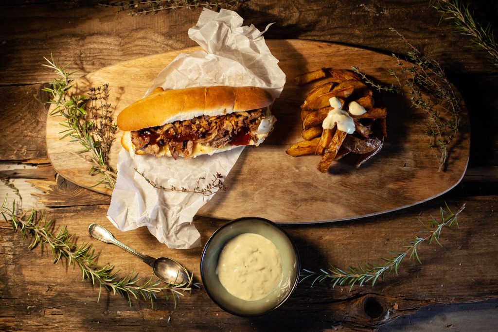 Street food catering LaReunion s pulled pork bagetou a domácimi hranolkami